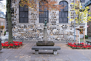 Aachen, Germany – View of the Fischpüddelchen, a charming bronze fountain depicting a boy holding a fish. A beloved local landmark, it reflects Aachen’s historic charm and artistic tradition in the heart of the city.