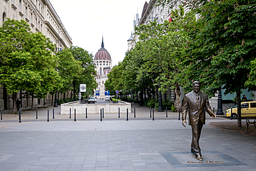 Budapest, Hungary – View of the Ronald Reagan Statue in Liberty Square with the Hungarian Parliament Building rising in the background, symbolizing Hungary’s journey from Soviet influence to democracy.