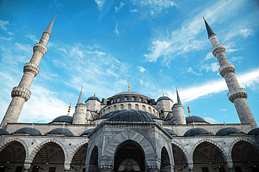 Courtyard view, famous Sultan Ahmet Mosque (The Blue Mosque), UNESCO World Heritage Site, Istanbul, Turkey, Europe