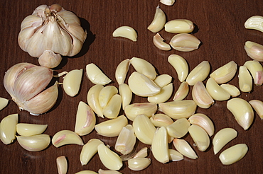 Garlic (allium stivum) bulb and cloves, commonly used like spice with many positive health benefits when consumed, Mandi, India, Asia