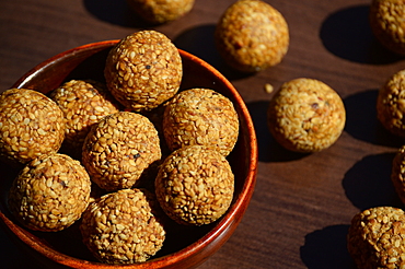 Sesame seed til laddu (ladoo), Indian sweets, selective focus, India, Asia