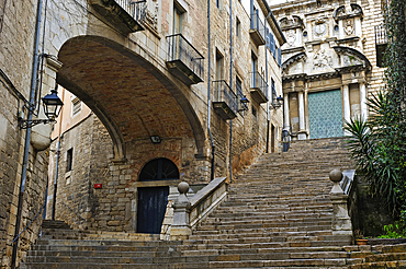 Arch under the Agullana Palace and stairs leading to the Sant Marti Sacosta church, Girona, Catalonia, Spain, Europe