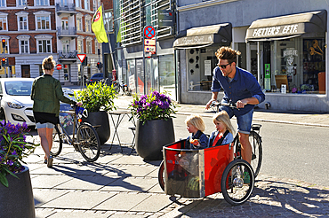 father carrying his children with cargo tricycle, Jaegergaarsgade street, Aarhus, Jutland Peninsula, Denmark, Northern Europe