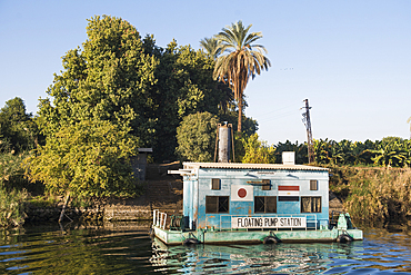 Pumping station to supply agricultural irrigation channels, Bank of the Nile River near Esna, Egypt, North Africa, Africa