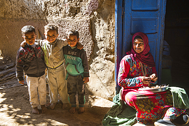 Woman sitting on her doorstep peeling garlic, village of Ramadi, west bank of the Nile south of Edfu, Egypt, North Africa, Africa