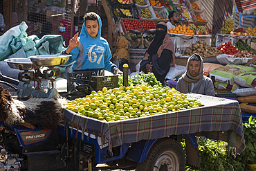 Lemons for sale from a cart in the market at Daraw, Egypt, North Africa, Africa