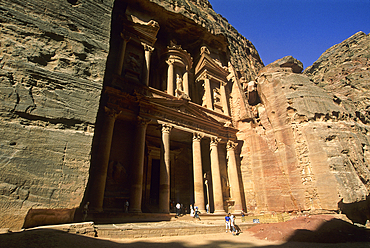 Al Khazneh (The Treasury), one of the most elaborate buildings of the ancient city of Petra, UNESCO World Heritage Site, Jordan, Middle East