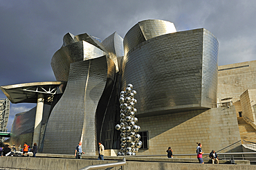 sculpture 'The Big Tree' de l'artiste Anish Kapoor devant le musee Guggenheim dessine par l'architecte Frank Gehry, Bilbao, province de Biscaye, Pays Basque, Espagne,Europe// Sculpture 'The Big Tree' consisting of 80 stainless steel balls with reflections