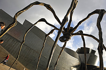 Maman sculpture by the French-American artist Louise Bourgeois, 1911-2010, beside the Guggenheim Museum designed by architect Frank Gehry, Bilbao, province of Biscay, Basque Country, Spain, Europe