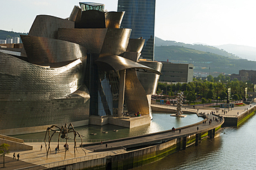 Maman sculpture by the French-American artist Louise Bourgeois, 1911-2010, beside the Guggenheim Museum designed by architect Frank Gehry, Bilbao, province of Biscay, Basque Country, Spain, Europe