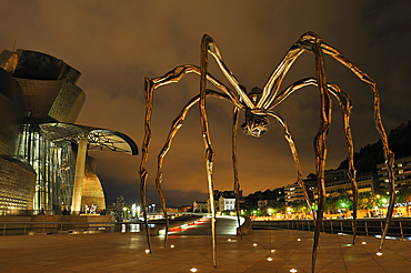 Maman sculpture by the French-American artist Louise Bourgeois, 1911-2010, beside the Guggenheim Museum designed by architect Frank Gehry, Bilbao, province of Biscay, Basque Country, Spain, Europe