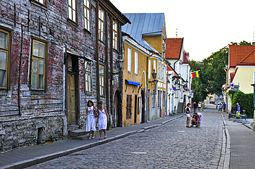 Pedestrians in the Uus street, Old Town, UNESCO World Heritage Site, Tallinn, Estonia, Europe