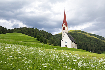 St James Church at Nessano / Nasen, Trentino-Alto Adige, Sudtyrol, South Tyrol, Italy, South-central Europe