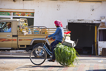 Street of Al Mintarib, village on the edge of The Sharqiya Sands, formerly known as Wahiba Sands, region of desert in Sultanate of Oman, Arabian Peninsula, Middle East