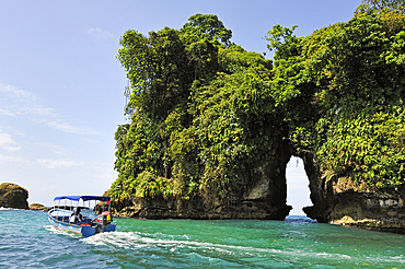 Pajaros Islet (Swan's Cay) off the coast of Boca del Drago on Colon Island, Bocas del Toro Archipelago, Republic of Panama, Central America