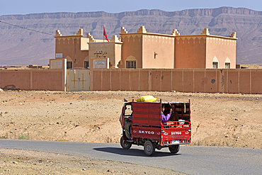 Auto rickshaw on a road through the reg, from Agdz to Zagora, Draa River valley, Province of Zagora, Region Draa-Tafilalet, Morocco, North West Africa