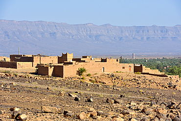 Village on the edge of the palm grove, road from Zagora to Agdz, Draa River valley, Province of Zagora, Region Draa-Tafilalet, Morocco, North West Africa