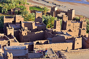 People sitting on the terrace of a cafe overlooking the Ksar of Ait-Ben-Haddou, Ounila River valley, Ouarzazate Province, region of Draa-Tafilalet, Morocco, North West Africa