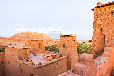 Terrace on the roof of Kasbah Tebi, guest house in the heart of the Ksar of Ait-Ben-Haddou, Ounila River valley, Ouarzazate Province, region of Draa-Tafilalet, Morocco, North West Africa