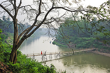 Bamboo footbridge accross the Nam Khan River, Luang Prabang, Laos, Southeast Asia