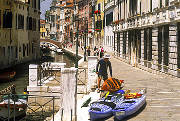 Kayak trip in Cannaregio district, Venice, UNESCO World Heritage Site, Veneto region, Italy, Europe