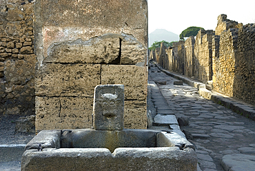 Fountain, archaeological site of Pompeii, UNESCO World Heritage Site, province of Naples, Campania, Italy, Europe