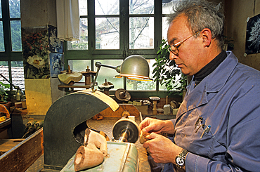 Production of tobacco briar pipe, Vincent Genod Company, Saint-Claude, Jura department, Franche-Comte region of eastern France, Europe