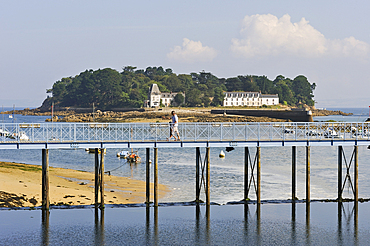 Jean Marin footbridge accross the Pouldavid River with Tristan Island off Douarnenez in background, Port-Rhu,,Finistere department,Brittany region,west of France,western Europe