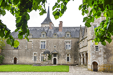 Inner courtyard, covered gallery, East wing and the well of the Chateau de Talcy, bought in 1517 by Salviati, a Florentine banker, known as the father of Cassandre who was the muse of the French poet Pierre de Ronsard, Loir-et-Cher department, Centre-Val