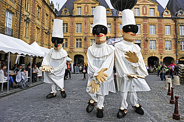 Tozzabancone et Fittifitti, live giant puppets show by the Degli Sbuffi compagny, from an idea by Aldo de Martino et Violetta Ercolano, Festival Mondial des Theatres de Marionnettes (world festival of puppets show), Place Ducale,Charleville-Mezieres,Arden