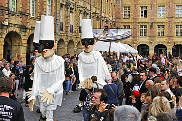 Tozzabancone et Fittifitti, live giant puppets show by the Degli Sbuffi compagny, from an idea by Aldo de Martino et Violetta Ercolano, Festival Mondial des Theatres de Marionnettes (world festival of puppets show), Place Ducale,Charleville-Mezieres,Arden