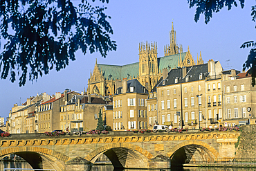 Pont Moyen, bridge over the Moselle River with the Cathedrale in background,Metz,Moselle department,Lorraine region,France,Europe