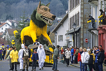 Procession of floral floats during the 'Fete des Jonquilles' (Daffodil's festival), Gerardmer, Vosges department, Lorraine region, France, Europe
