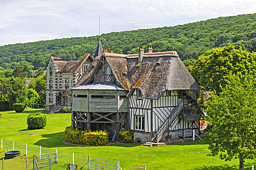 Mansions by the 'La Grand-Mare' pond, Marais Vernier, Boucles de la Seine normande Regional Nature Park, Eure department, Normandy region, France, Europe