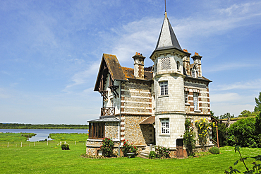 Mansion by the 'La Grand-Mare' pond, Marais Vernier, Boucles de la Seine normande Regional Nature Park, Eure department, Normandy region, France, Europe