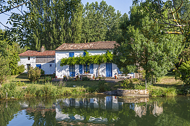 House by the canal of Poitevin Marsh at Coulon, Deux-Sèvres department, Nouvelle-Aquitaine region, France, Europe