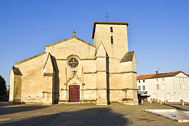 Romanesque Church of the Holy Trinity at Coulon, Deux-Sèvres department, Nouvelle-Aquitaine region, France, Europe