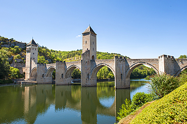 Pont Valentre, 14th-century stone arch bridge crossing the Lot River, Cahors, Lot department, region of Midi-Pyrenees, Occitanie, southwest of France, Europe