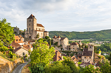 Village of Saint-Cirq-Lapopie, one of the ' Plus Beaux Villages de France' (the most beautiful villages of France), overlooking the Lot River, Lot department, region of Midi-Pyrenees, Occitanie, southwest of France, Europe