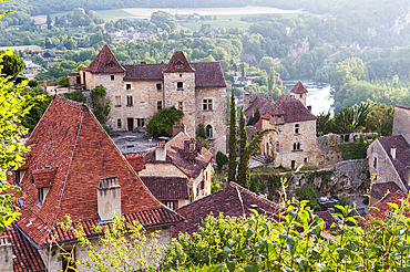 Village of Saint-Cirq-Lapopie, one of the ' Plus Beaux Villages de France' (the most beautiful villages of France), overlooking the Lot River, Lot department, region of Midi-Pyrenees, Occitanie, southwest of France, Europe