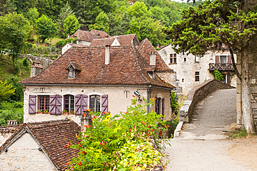 Saint-Cirq-Lapopie, one of the ' Plus Beaux Villages de France' (the most beautiful villages of France), Lot department, region of Midi-Pyrenees, southwest of France, Europe