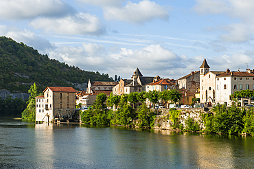 Lot River bank, Cahors, Lot department, region of Midi-Pyrenees, Occitanie, southwest of France, Europe