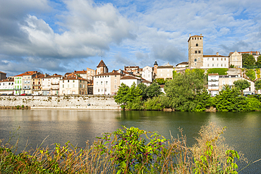 Lot River bank, Cahors, Lot department, region of Midi-Pyrenees, Occitanie, southwest of France, Europe