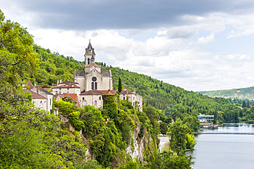 Village of Albas overhanging the Lot River, Lot department, region of Midi-Pyrenees, Occitanie, southwest of France, Europe