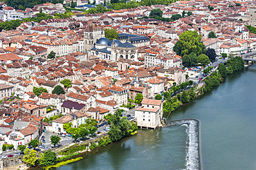 City of Cahors viewed from the viewpoint at Mont Saint Cyr, Lot department, region of Midi-Pyrenees, Occitanie, southwest of France, Europe