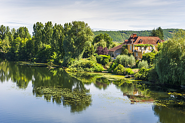 Lot River at Juillac, Lot department, region of Midi-Pyrenees, Occitanie, southwest of France, Europe