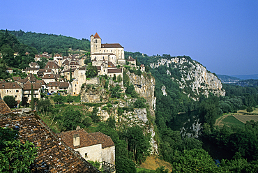 Saint-Cirq-Lapopie overlooking the Lot River,Lot department,Midi-Pyrenees region, Occitanie, France, Europe