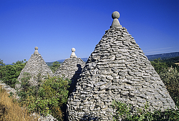 Dry stone huts, called 'Borie' near the village of Gordes, Vaucluse department, Provence-Alpes-Cote d'Azur region, southeastern France, Europe