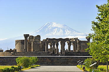 Overall view of the Zvarnots Cathedral ruins with Mount Ararat in the background, located near the city of Vagharshapat (Ejmiatsin), UNESCO World Heritage Site, suburbs of Yerevan, Armenia, Eurasia