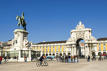 Equestrian statue of King Jose I and Triumphal Arch, Commerce Square, Lisbon, Portugal, Europe